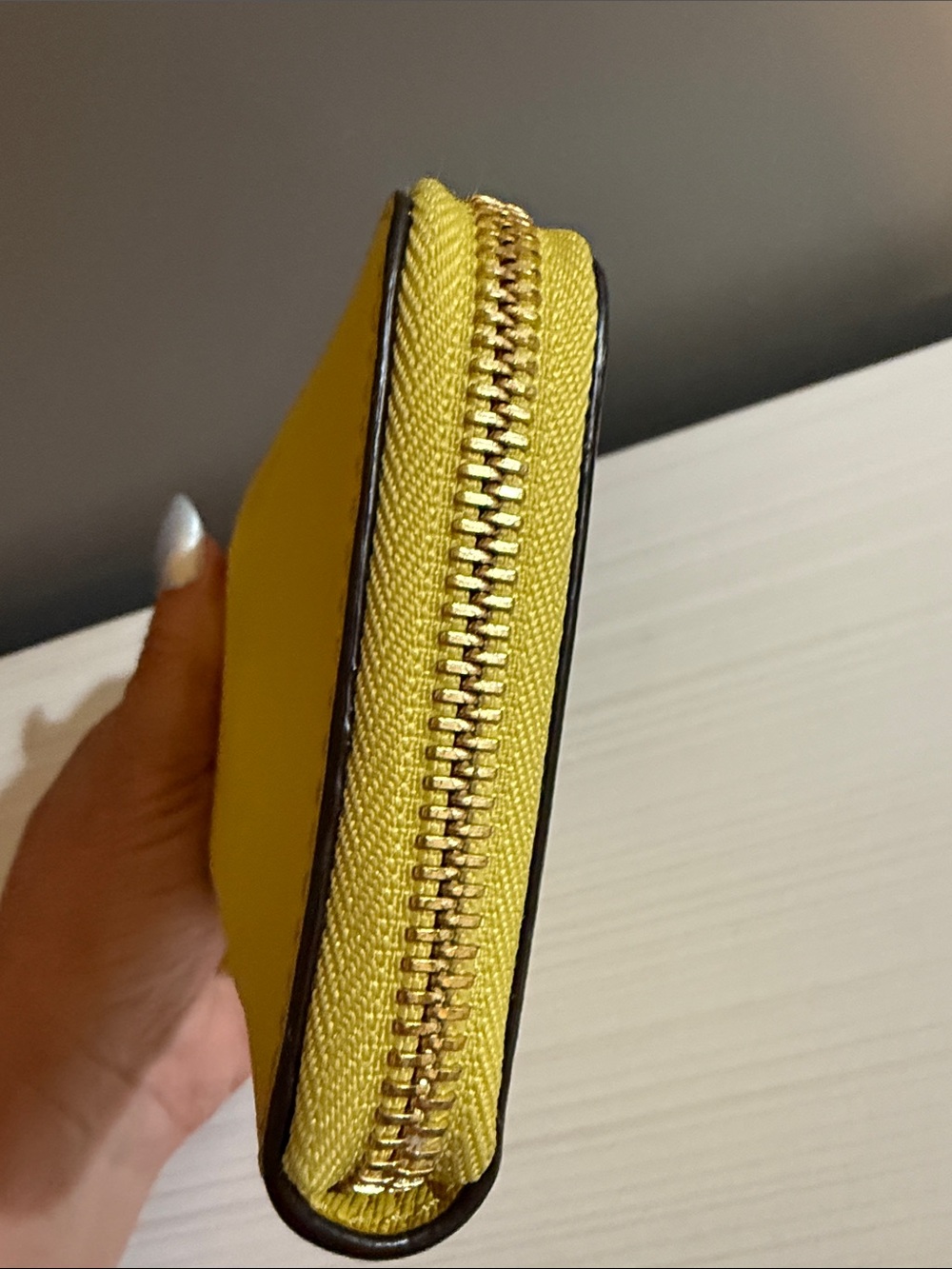 Henri Bendel West 57th wallet a zip-around closure and gold-tone hardware - Picture 3 of 10
